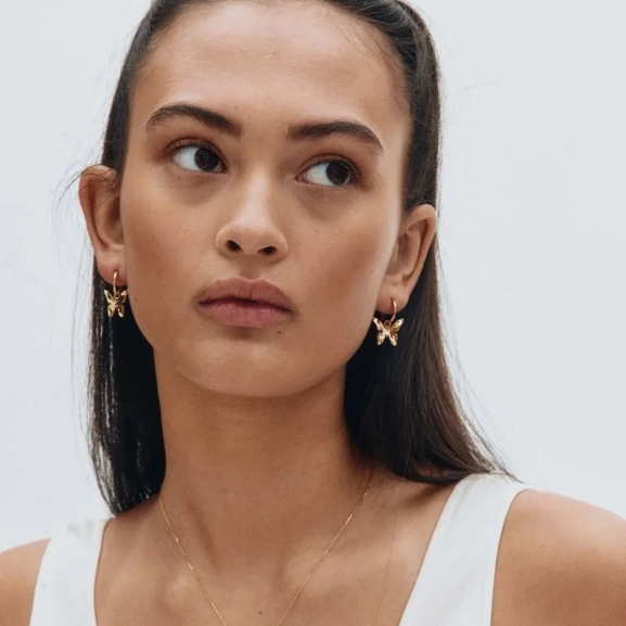 Örhängen i 14K guldplätering med fjärilsdesign från Edblads Butterfly-kollektion