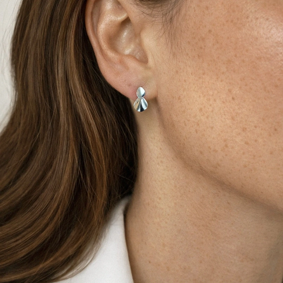 Hortensia Drop Studs – eleganta örhängen i återvunnet silver med blombladsdesign från Drakenberg Sjölin.