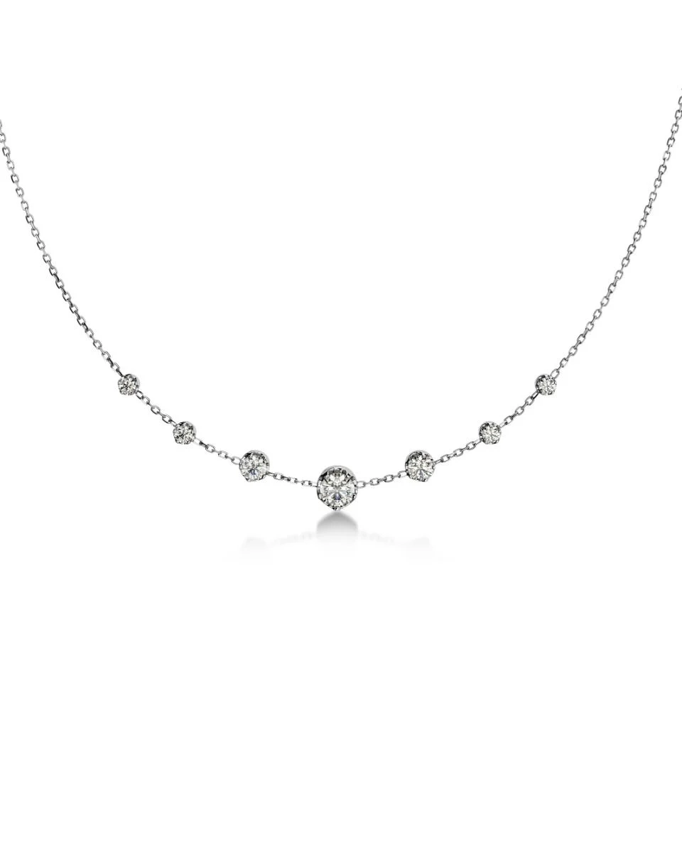 Halsband i polerat stål med gnistrande cubic zirconia-stenar i olika storlekar