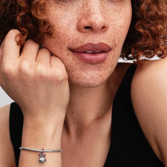 Julbjällra Berlock i sterlingsilver från Pandora. Skimrande röd emalj ger festlig känsla. Liten banddetalj för extra elegans. Bär ensam för subtil julglans eller stapla för lekfull julkänsla. Glittra med bjällerklangande stil och sprid julglädje.