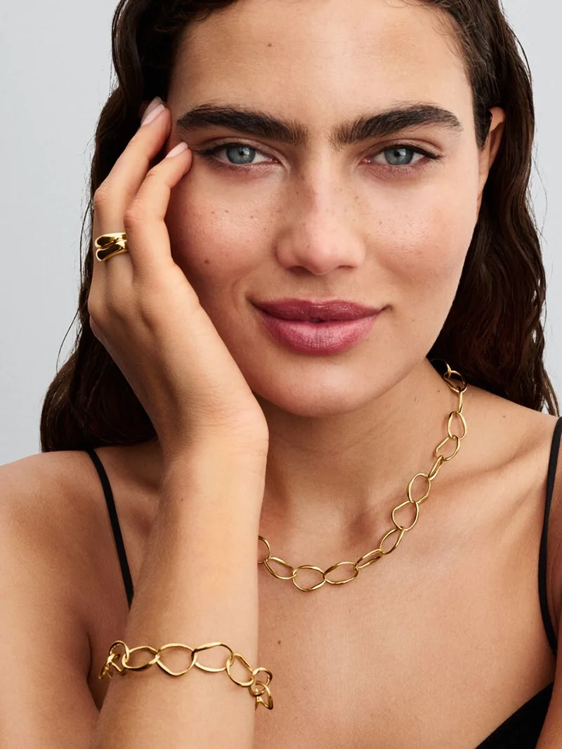 Organiskt Format Halsband Guld från Pandora Essence - Elegans och charm i 14 karat guld med förtrollande länkar och stilrent T-lås.