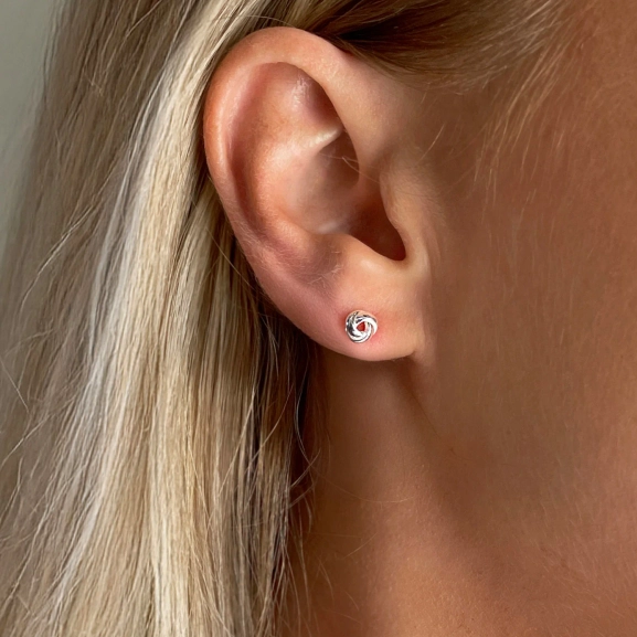 elegante Silberohrringe mit Knotendesign