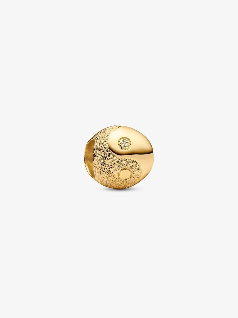 Mini Yin & Yang Glittrande Berlock Guld från Pandora Moments. Tillverkad i 14 karat guld med skimrande diamanter och polerade prickar. Symbol för harmoni och enhet.