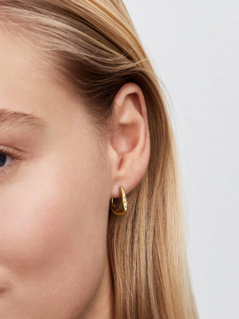 pläterade med 14K guld och smyckade med gnistrande cubic zirconia.