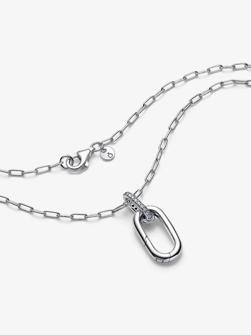 Anpassningsbart länkhalsband i äkta silver från Pandora med öppningsbart hängsmycke och cubic zirconia-stenar. Skapa din unika berättelse och ge din stil en personlig touch.