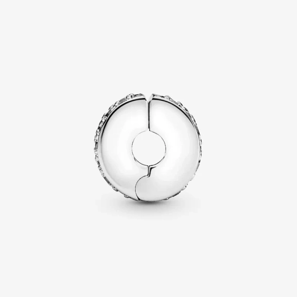 Skimrande Pavé Klämstopp i silver med Cubic Zirconia stenar från Pandora Moments kollektionen.
