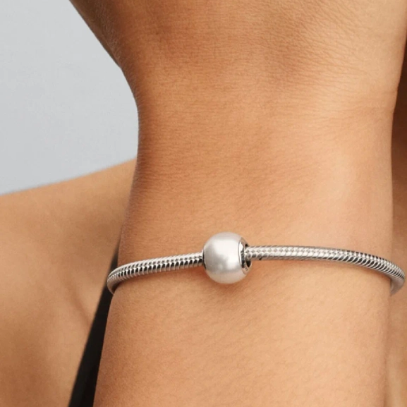 Vit pärlberlock från Pandora med skimrande vit pärla och sterlingsilverkärna