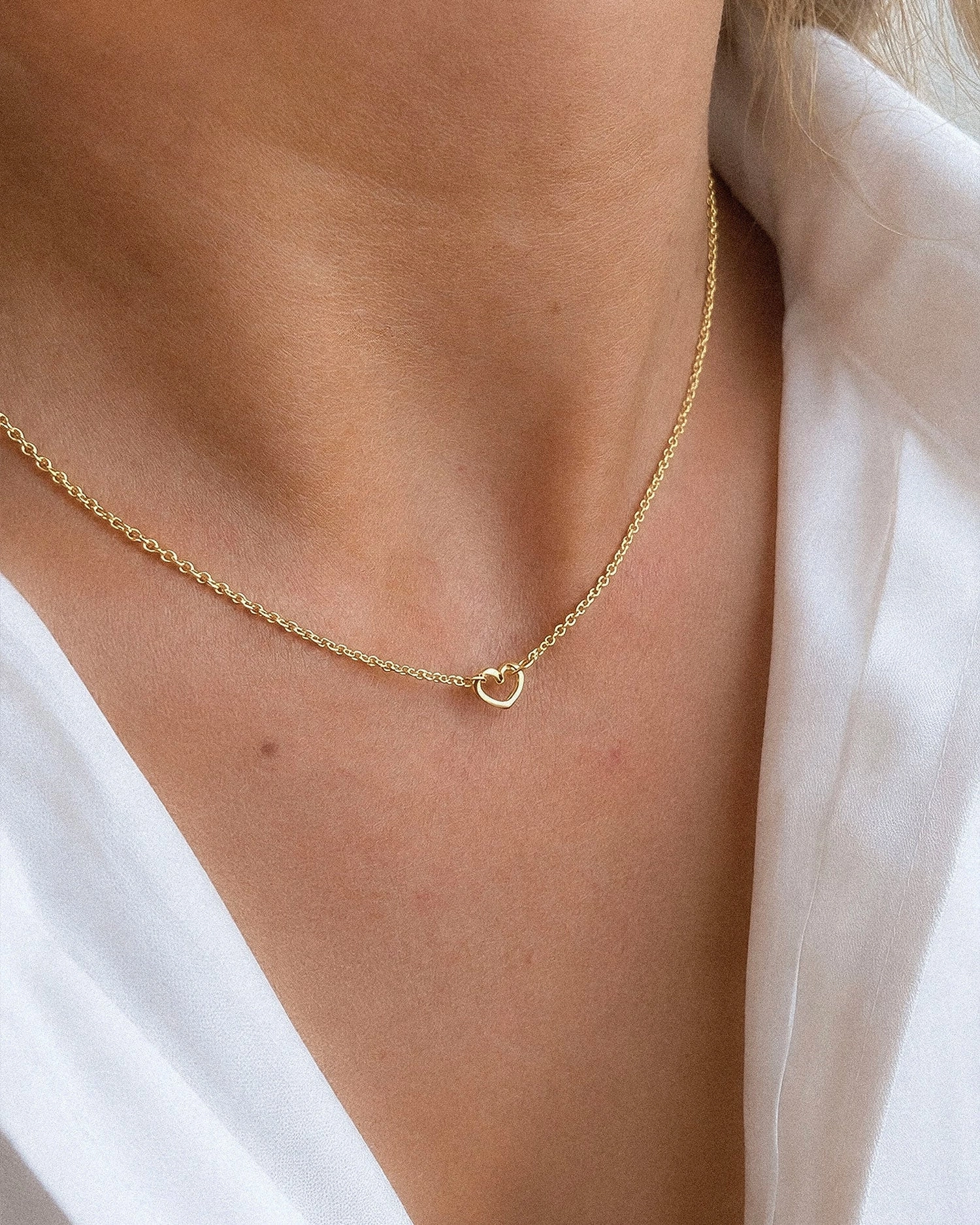 nätt halsband i 18K guld med ett mjukt format hjärta