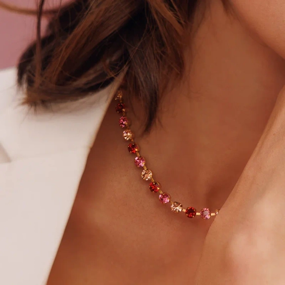Nicola Necklace Gold Scarlet Combo - Caroline Svedbom - Snabb frakt & paketinslagning - Nordic Spectra