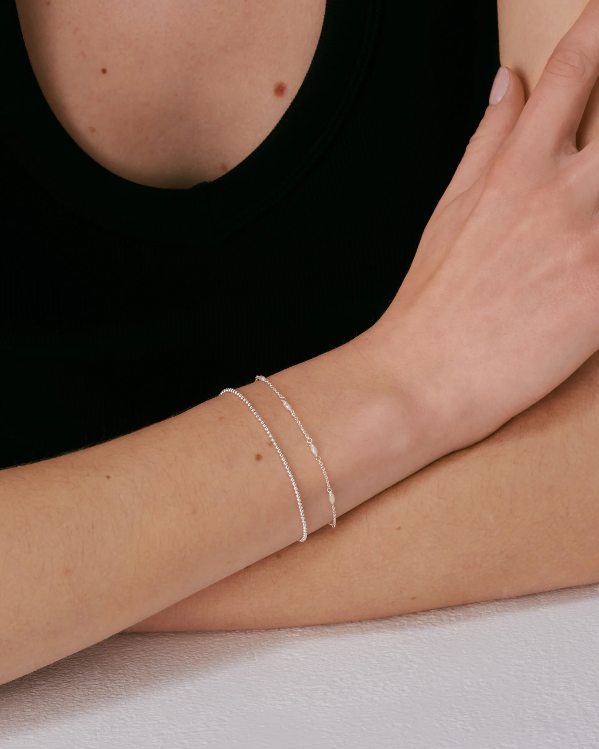 handgjort armband i återvunnet 925 sterlingsilver med nätt kulkedja och minimalistisk design.