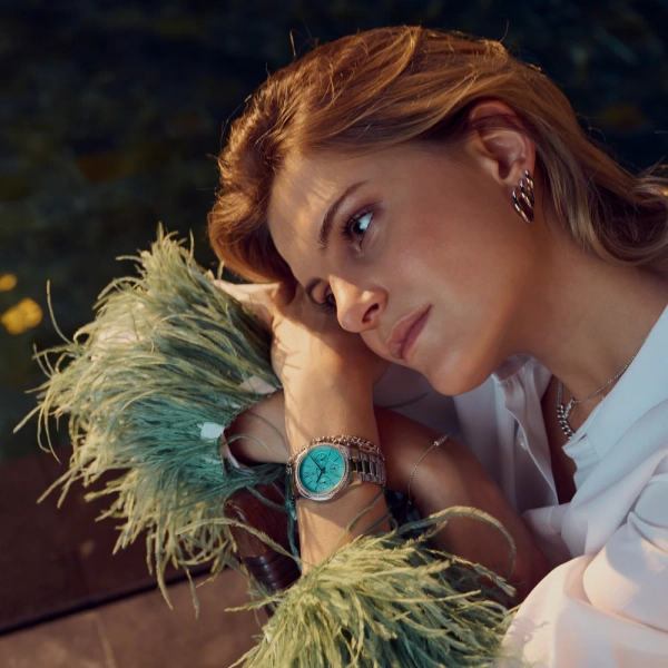 Saphirglas und Zirkonia-Steinen. Wasserdicht und elegant aus Stahl.