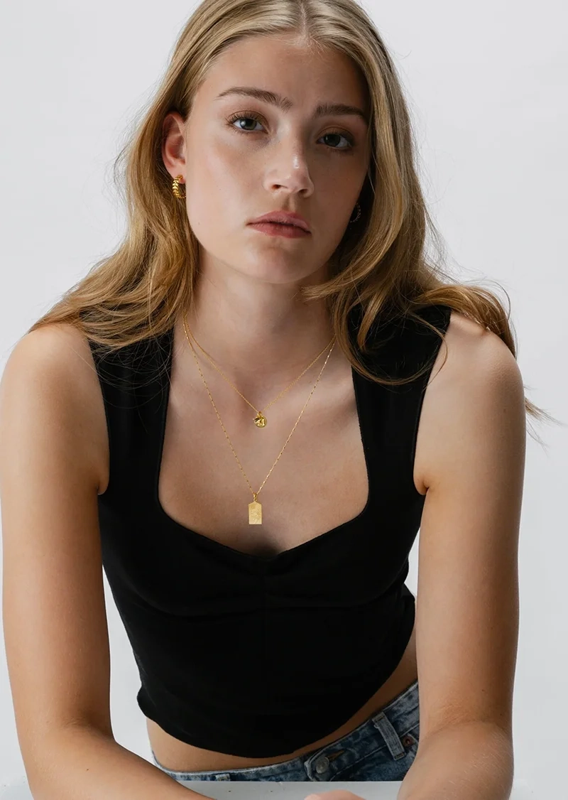 Lucky Coin Keep Dreaming Necklace Gold från Syster P i 18K guldpläterat silver med paradisdesign och "Keep dreaming"-gravyr