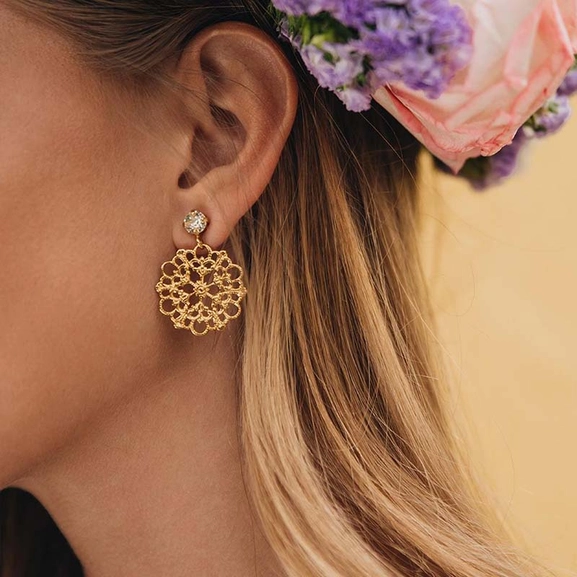Andrea Earrings Gold Crystal - Caroline Svedbom - Snabb leverans - Nordic Spectra