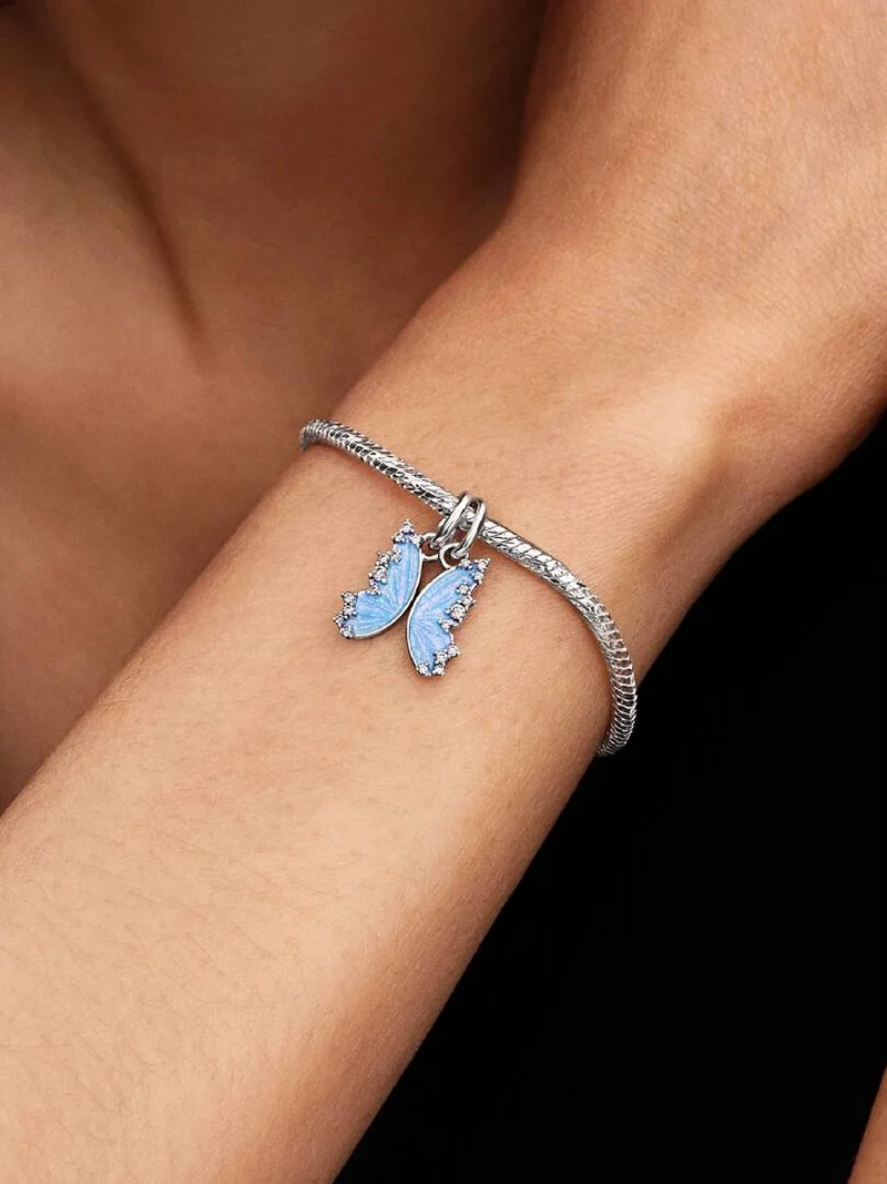 mit der Gravur „TOGETHER OVER EVERYTHING“. Von Pandora kreiert
