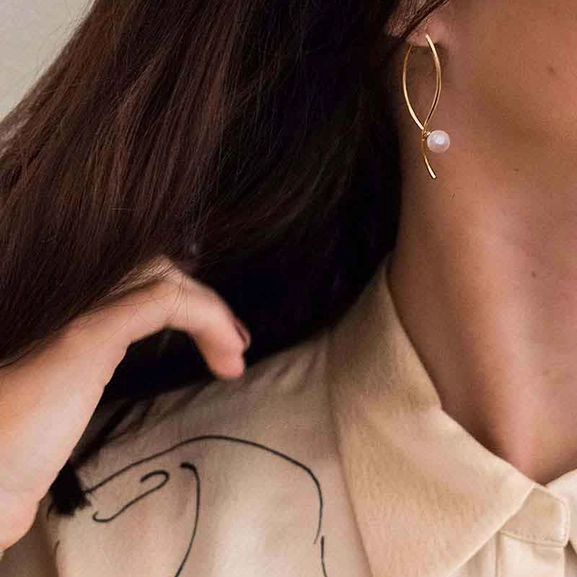 Le Pearl Earrings Gold - Drakenberg Sjölin Örhängen - Snabb frakt & paketinslagning - Nordicspectra.se