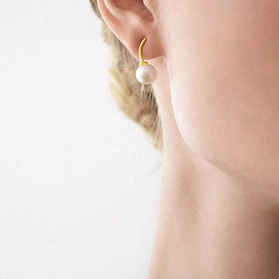 Le Pearl Studs Gold - Drakenberg Sjölin Örhängen - Snabb frakt & paketinslagning - Nordicspectra.se