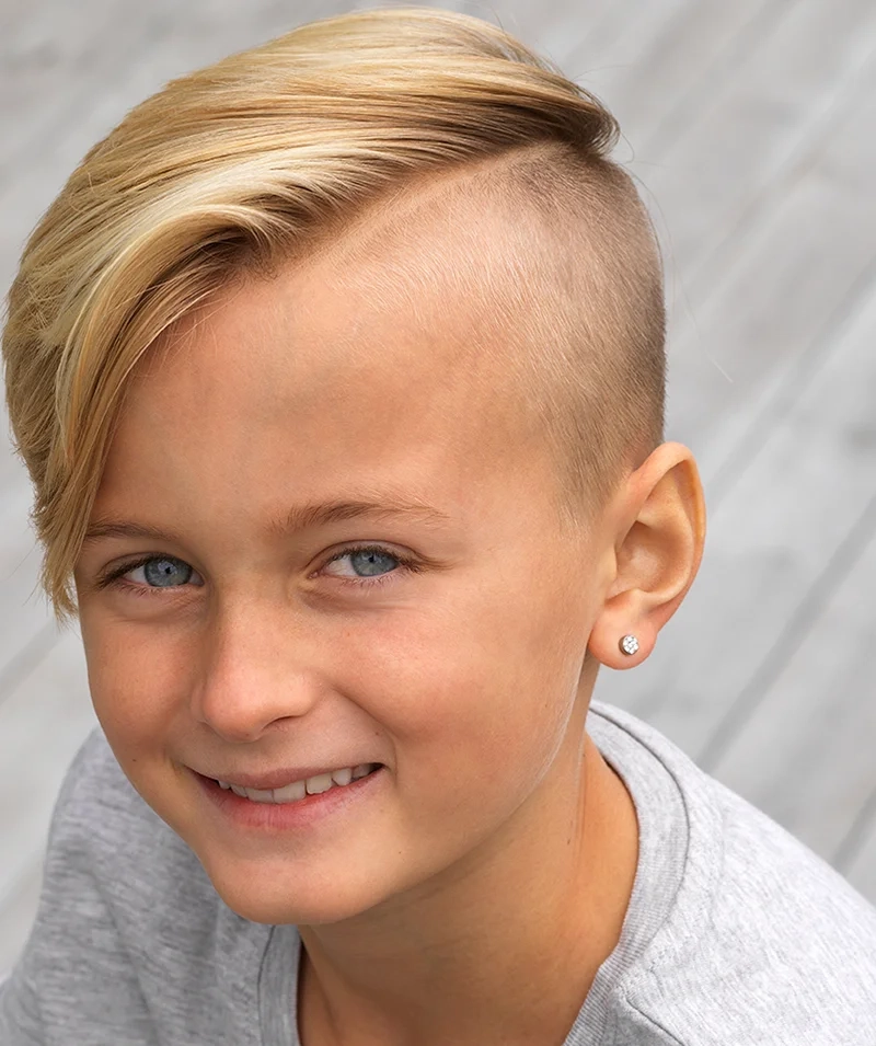 Små glittrande 5 mm örhängen med kubisk zirkonia i medicinsk titan