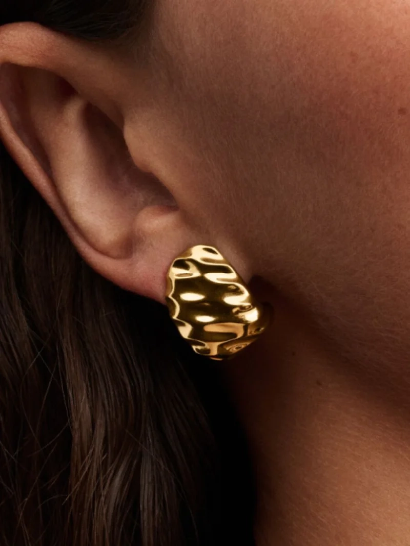 Räfflade Breda Hoops Guld från Pandora Essence - Skapa trendig och personlig stil med dessa vackra örhängen som ger en modern och elegant touch till din outfit.