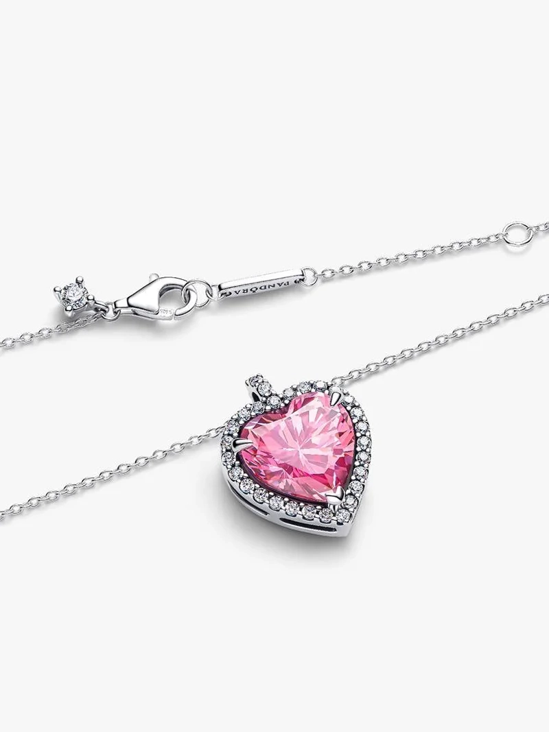 Rosa Sten Collierhalsband från Pandora. Ett hjärta av rosa kubisk zirkonia omringat av gnistrande stenar bildar en strålande cirkel som dansar längs kedjan och fångar ljuset i varje steg. Ett smycke som utstrålar elegans och romantik.