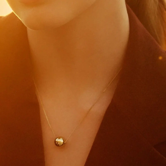 med en elegant rund hängande kula