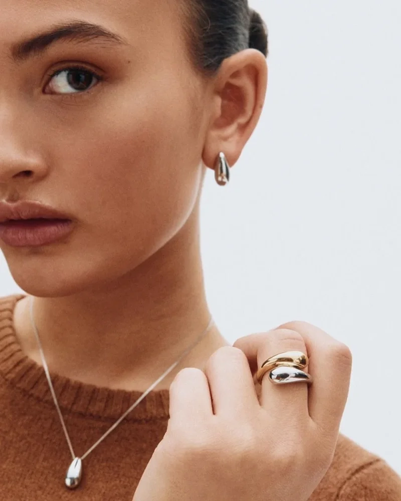 med en elegant och tidlös design som passar både vardag och fest.