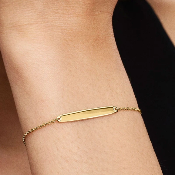 Armband med Bricka Guld från Pandora Moments kollektionen med Cubic Zirconia stenar i 14 karat guldplätering. Skapa din unika stil och visa din sanna jag med detta eleganta smycke.