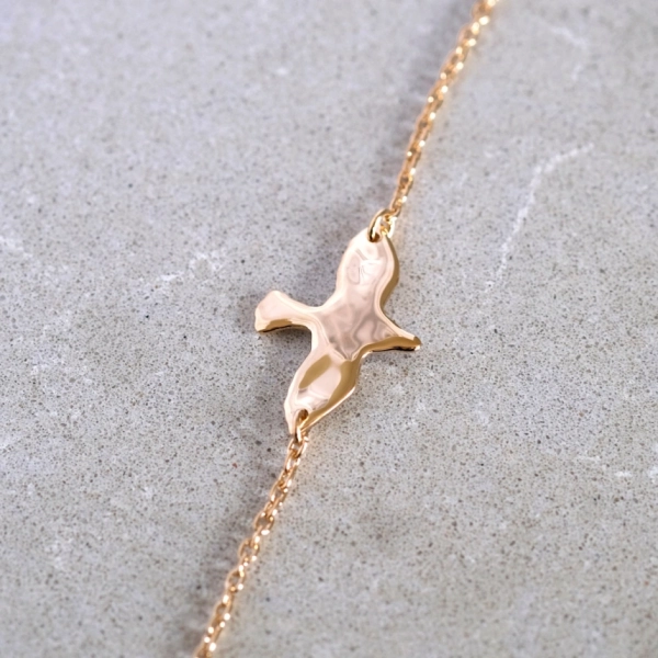 Organic Dove Bracelet Gold från Emma Israelsson i 18K guldförgylld mässing med justerbar längd och duvdesign för elegans och hopp.