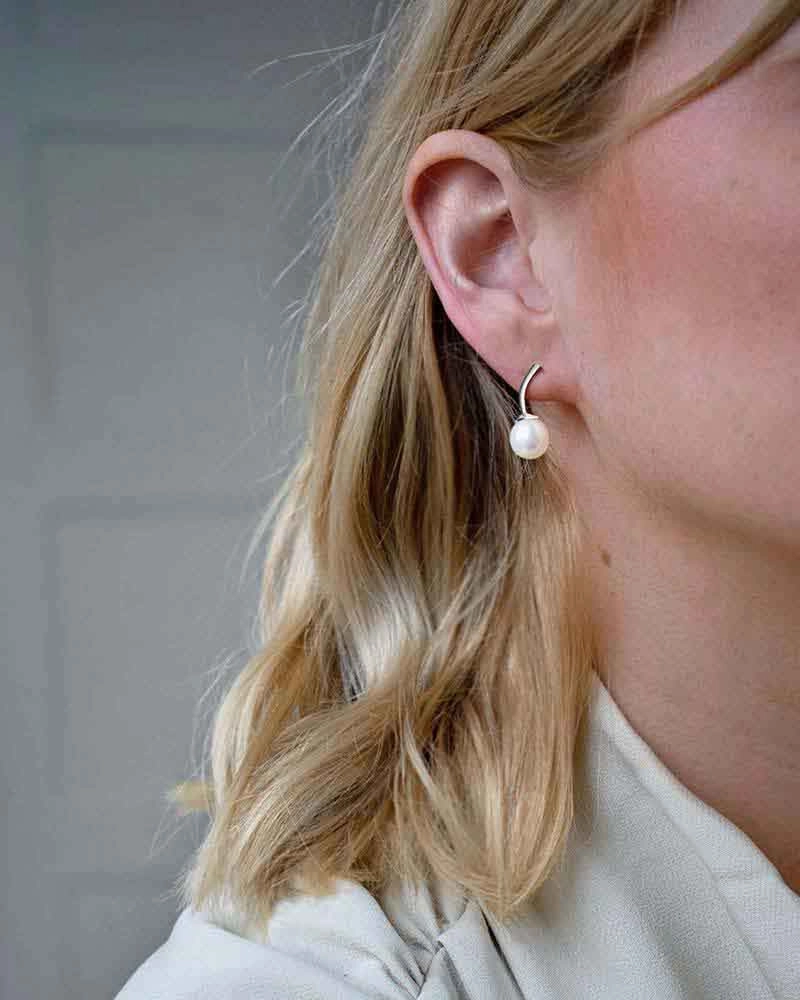 Le Pearl Studs - Drakenberg Sjölin Örhängen - Snabb frakt & paketinslagning - Nordicspectra.se