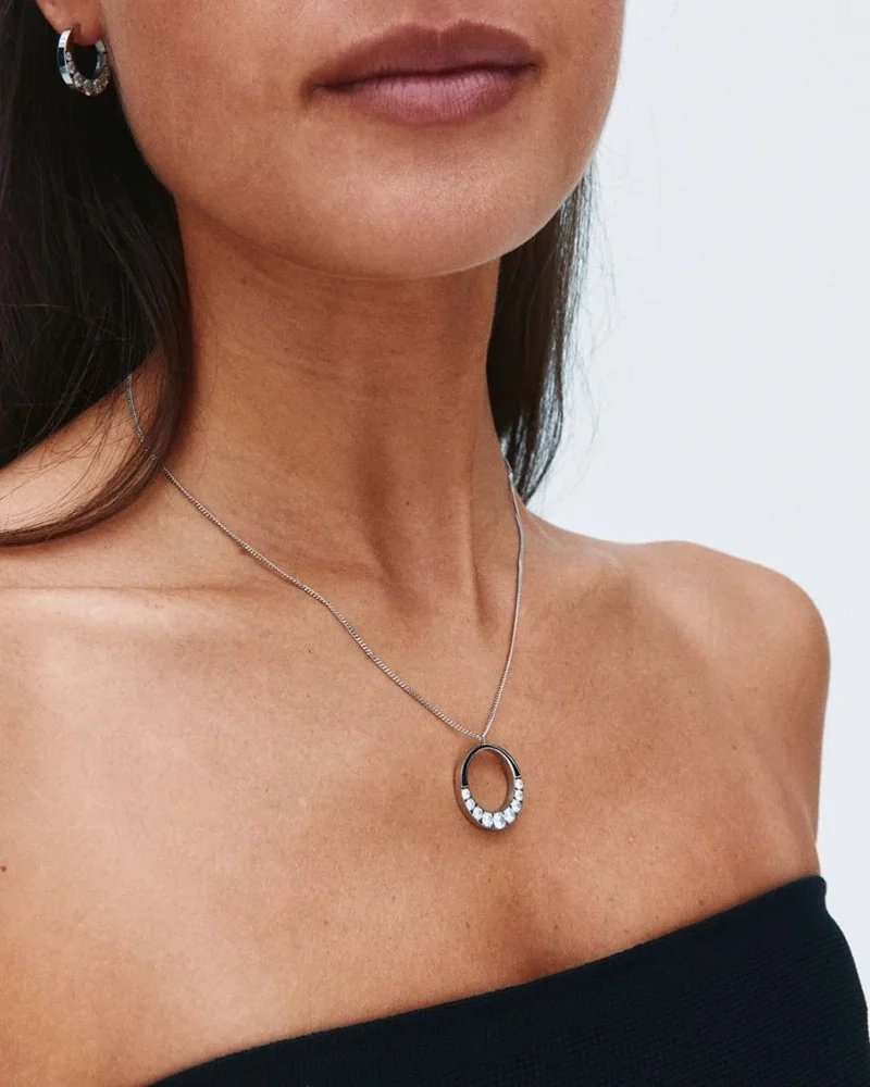 Långt halsband i polerat stål med gnistrande cubic zirconia-hänge från Edblads Monarch-kollektion