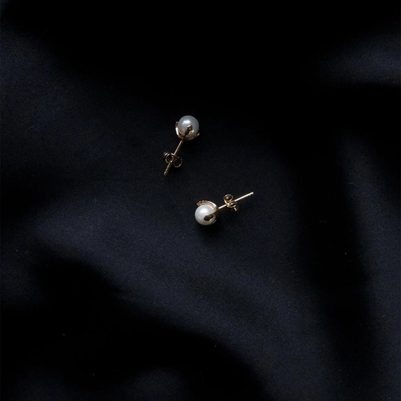 Pearl Small Stud Ear Gold -CU Jewellery - Snabb frakt & paketinslagning - Nordicspectra.se