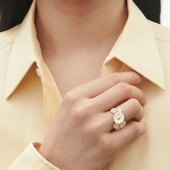 SS25_ECOM_ON-MODEL_DAISY_LAYERED_RING_20001672_Close-ups
