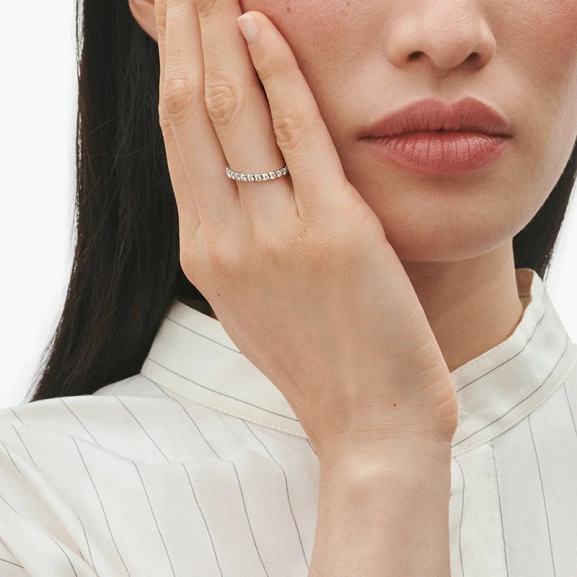 SS25_ECOM_ON-MODEL_SIGNATURE_LARGE_RING_20001342_Close-ups