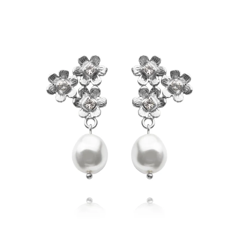 Juni Earrings med kristaller och pärldroppe i rhodiumpläterad mässing