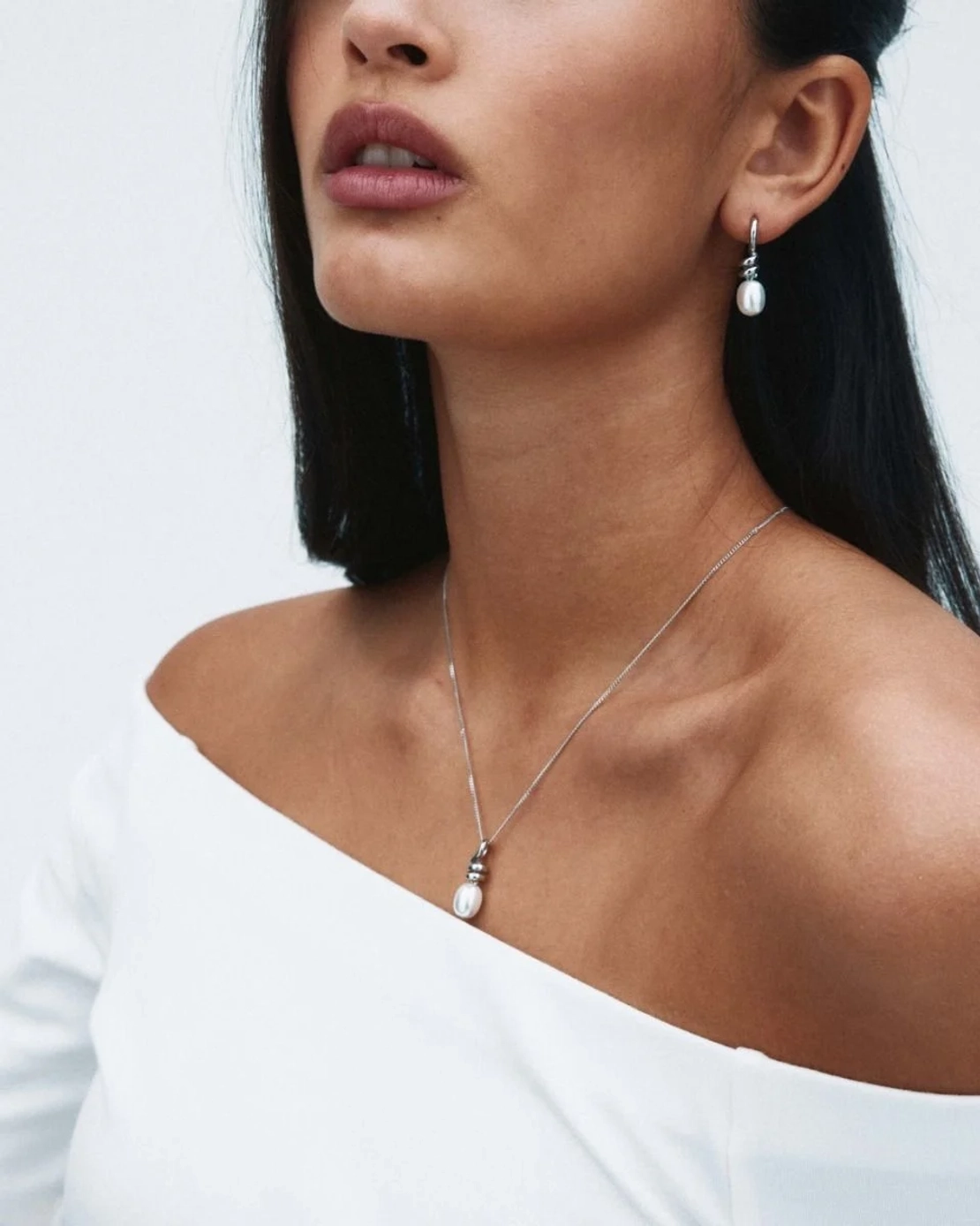 Swivel presentset med halsband och örhängen i blankt stål och droppformade pärlemorpärlor