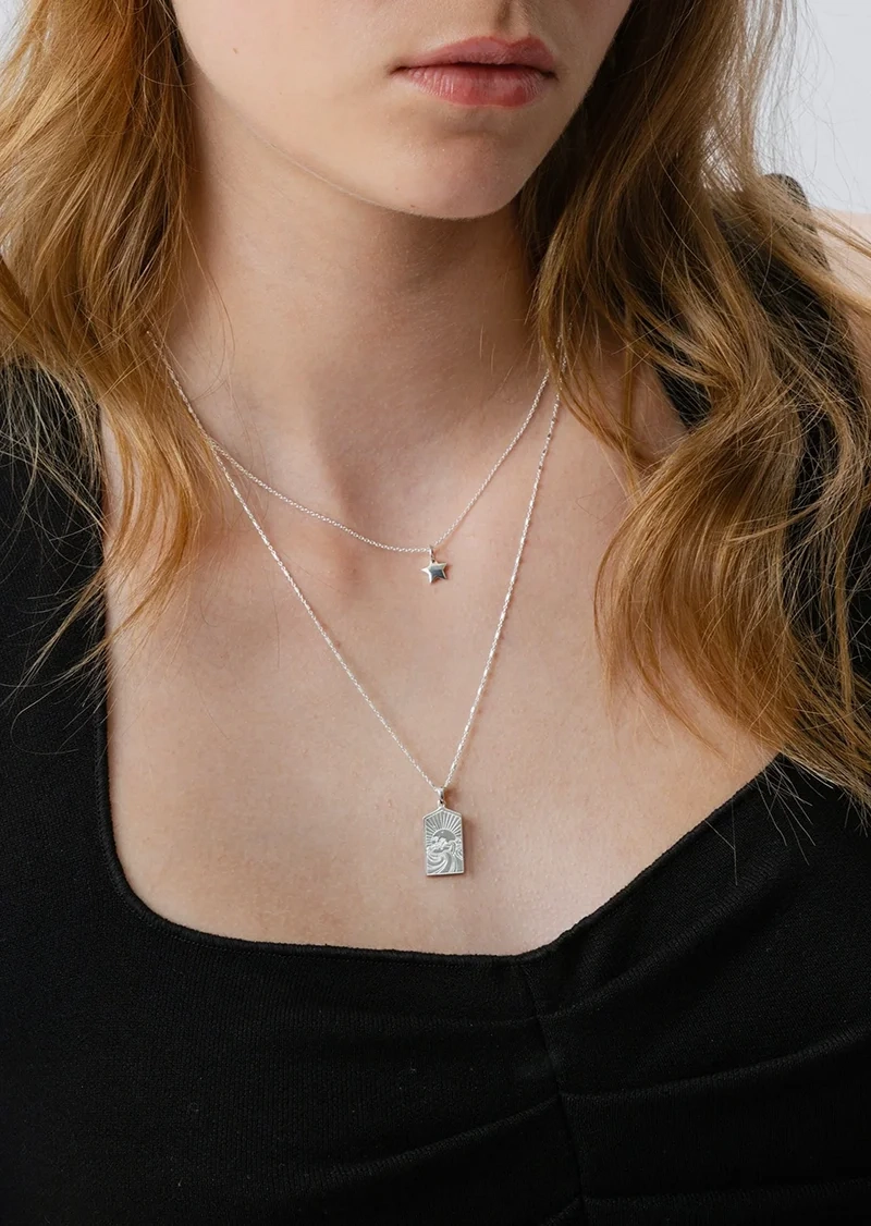 Lucky Coin Keep Dreaming Necklace Silver från Syster P i återvunnet sterlingsilver med paradisdesign och "Keep dreaming"-gravyr