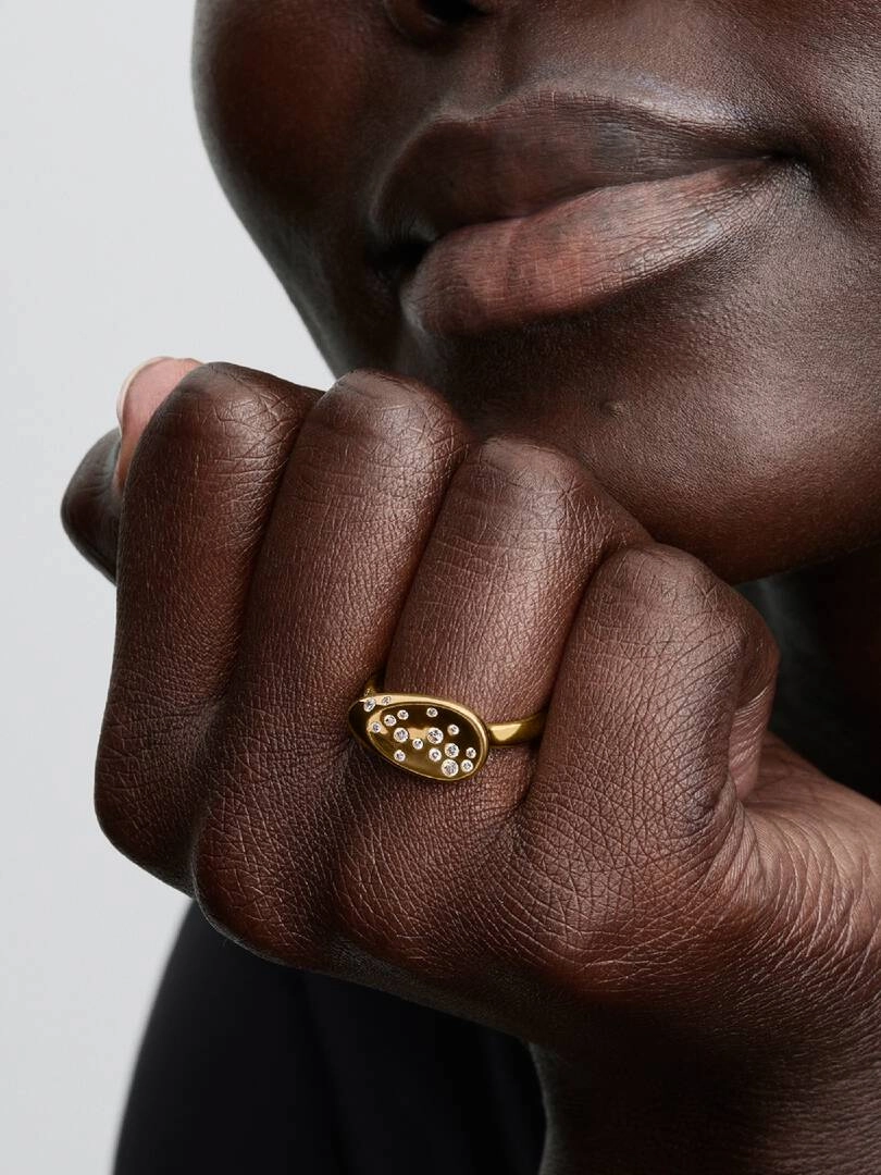 pläterad med 14K guld och dekorerad med 19 oregelbundna cubic zirconia-stenar.