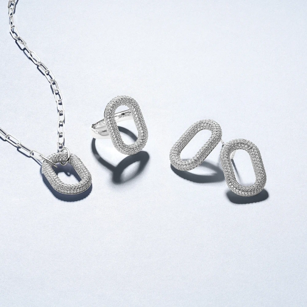 Capri Uno Halsband i silver med gnistrande Cubic Zirconia-stenar från Sif Jakobs Capri-kollektion. Justerbar längd för perfekt passform.