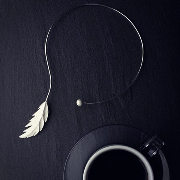 Feather Bangle Neck Flex Silver -CU Jewellery - Snabb frakt & paketinslagning - Nordicspectra.se