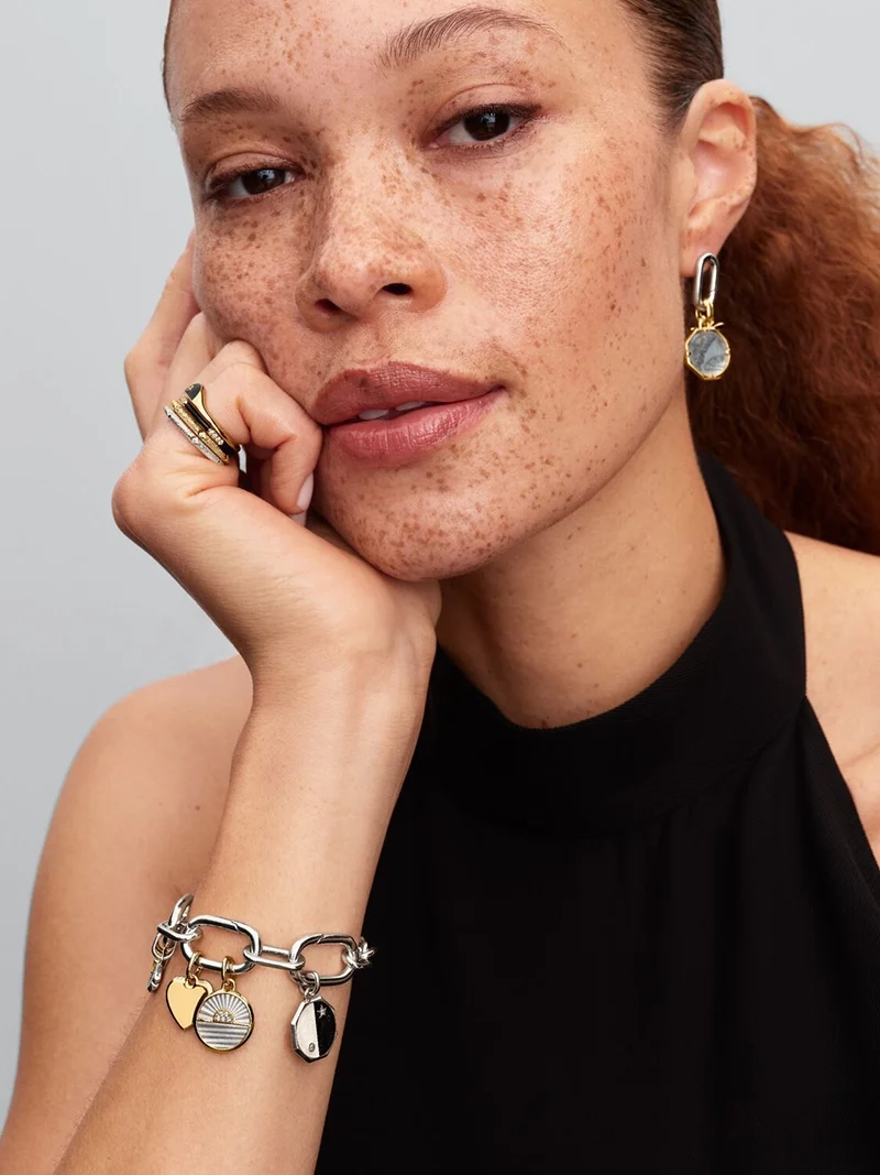 Medaljongberlock i guld med konstgjord pärlemor och zirkonia stenar från Pandora ME. Skimrande symbol för elegans och glamour.