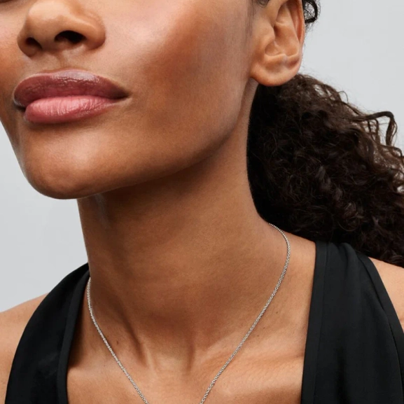 Disney Stitch halsband i sterlingsilver med färgglad design och kubisk zirkonia.