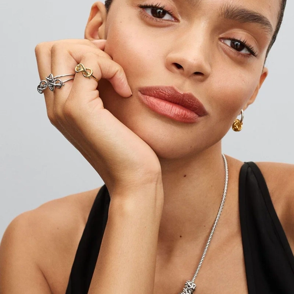 perfekt för vardag och fest. Handgjord med 14 karat guldplätering.