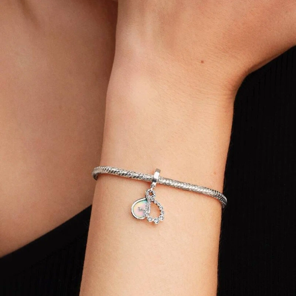 jossa on kuutiollinen zirkonia ja LOVE TIMES INFINITY -kaiverrus.