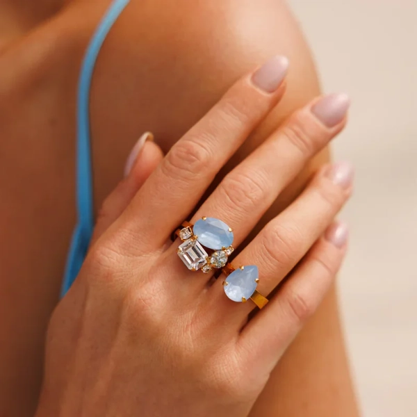 Guldpläterad justerbar ring med ljusblå droppformad Swarovski-kristall från Caroline Svedbom