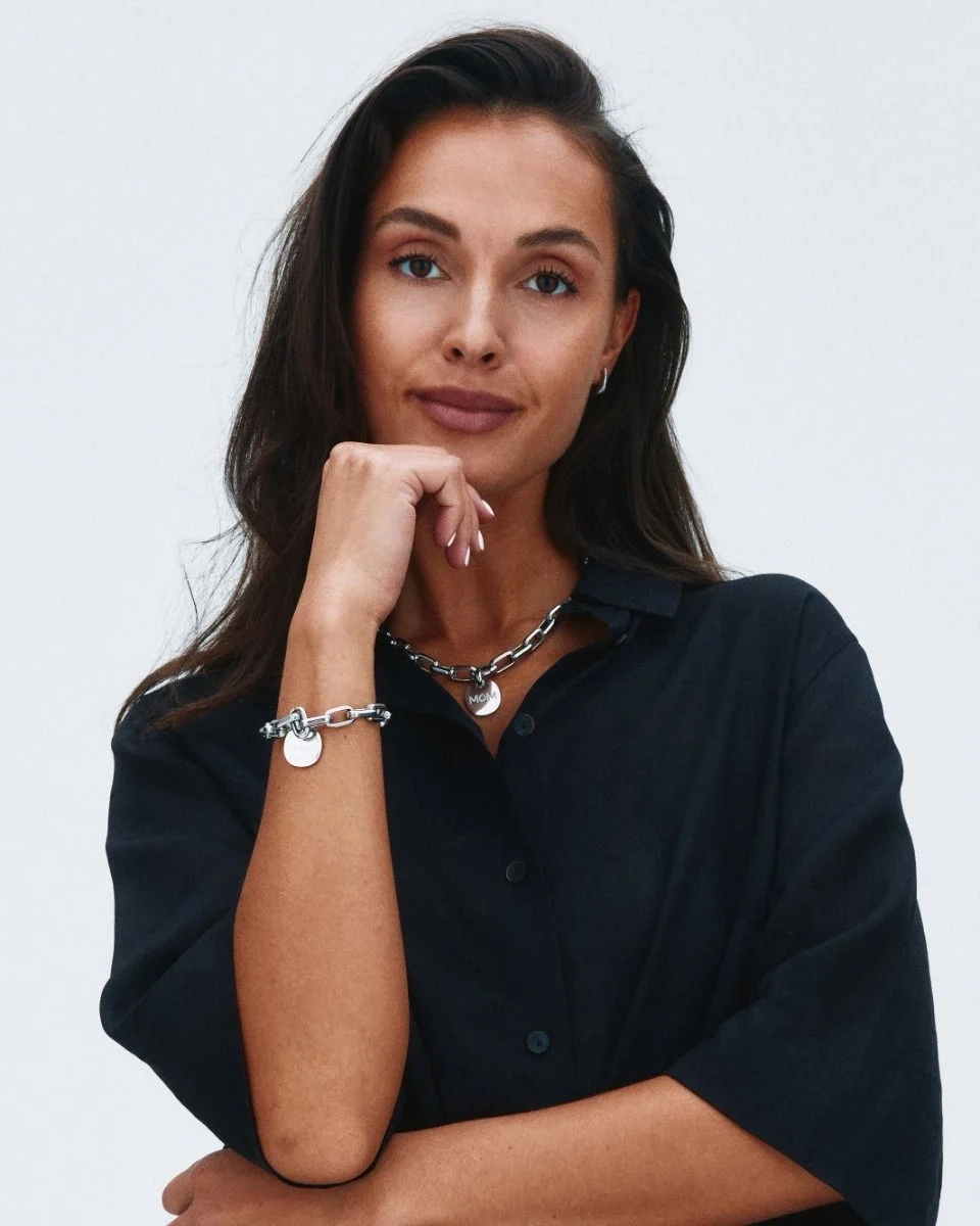 Armband i blankt rostfritt stål med stor kedja och rund berlock med texten MOM