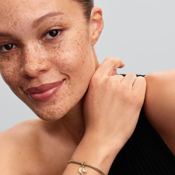 Guldpläterad Medaljongberlock med vita konstpärlor och zirkonianstenar från Pandora Moments.