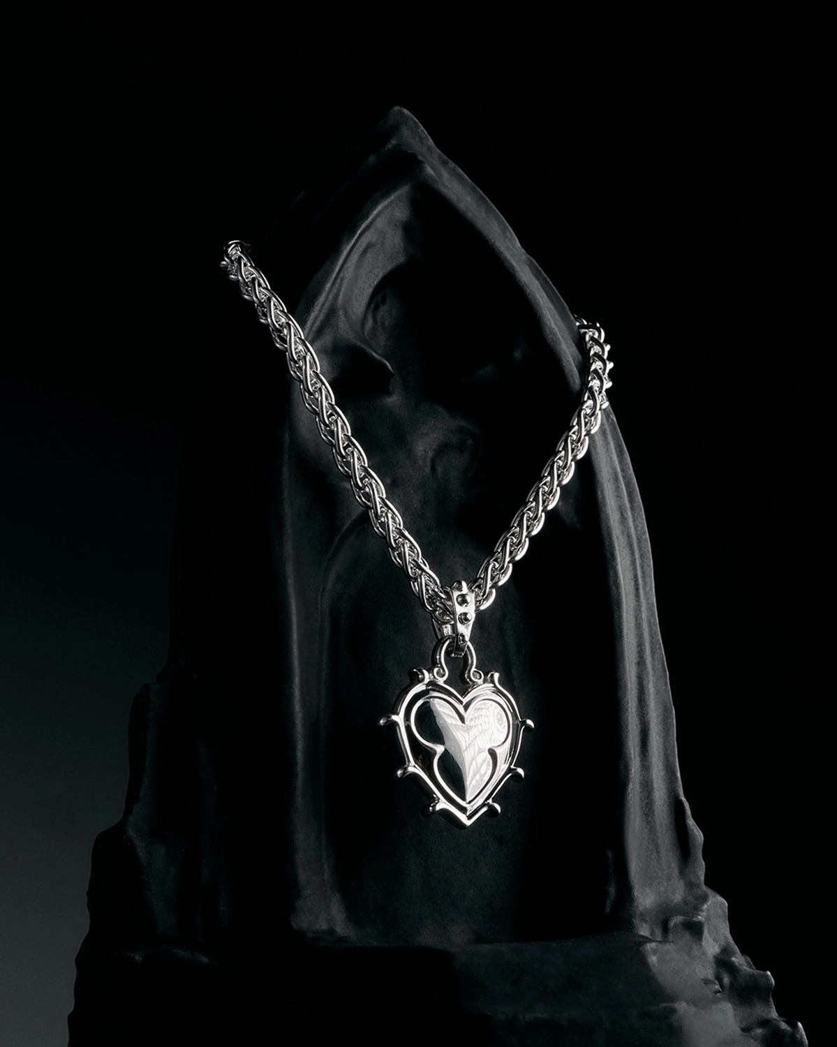 The Eternal Heart Necklace i silver med gotisk hjärtdekoration