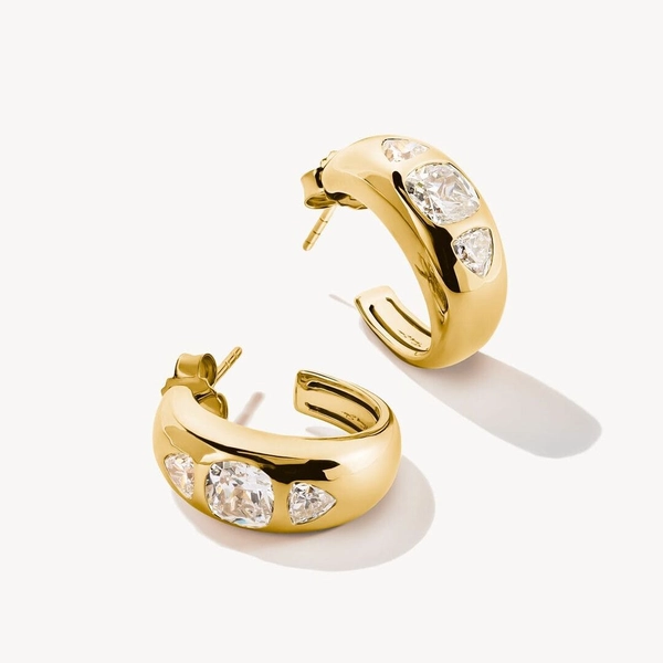 Creolörhängen Bold Elegance Guld från Thomas Sabo med 18k guldplätering och två gnistrande zirkoniastenar.