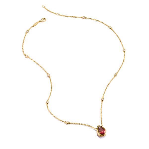 Elyndra dropphalsband från Thomas Sabo i guldpläterat silver med röd sten och vita zirkonior på kedjan.