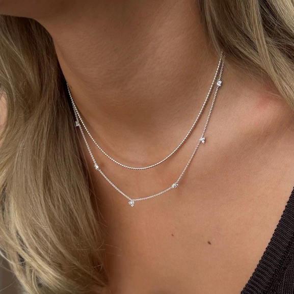 ett stilrent halsband i återvunnet 925 silver med nätt kulkedja och elegant skimmer.
