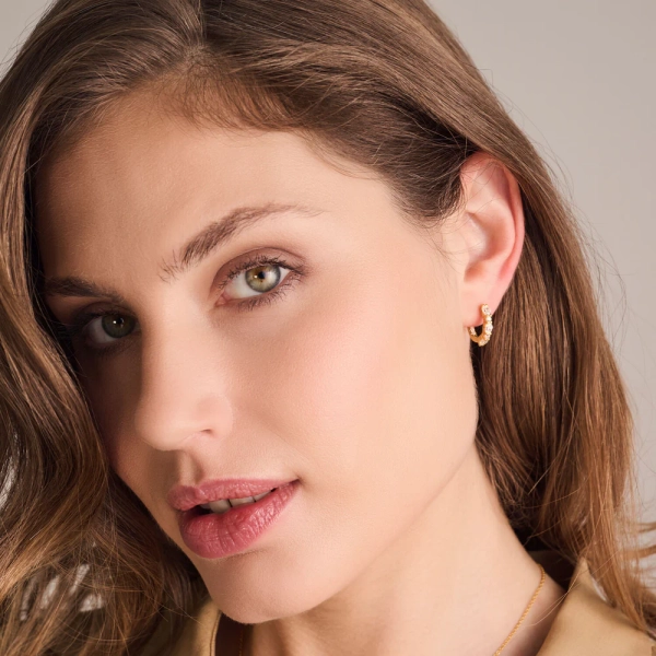eleganta ovala örhängen i 18K guldpläterat silver med gnistrande cubic zirconia.